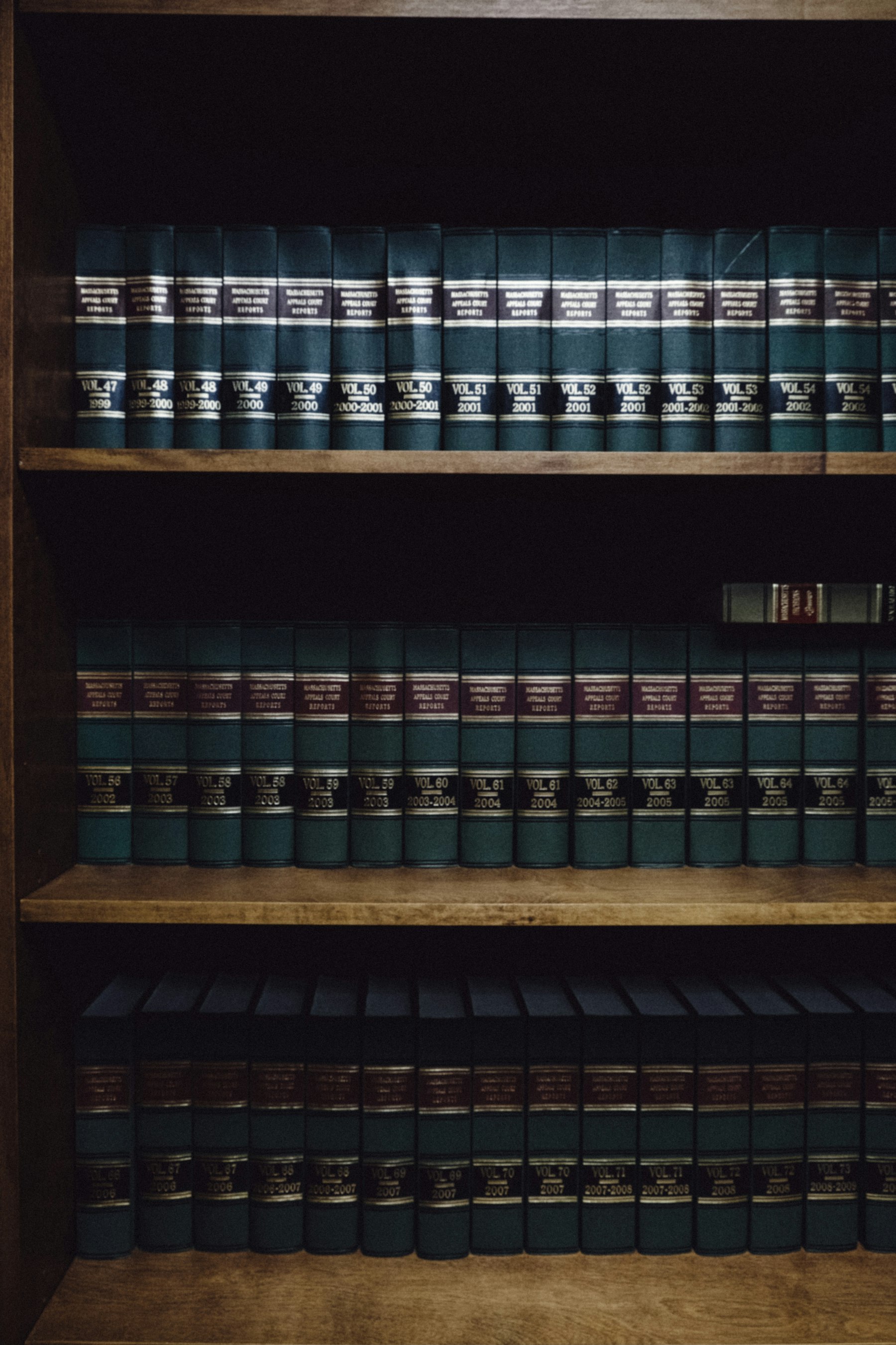 Regał z literaturą prawniczą w bibliotece kancelarii