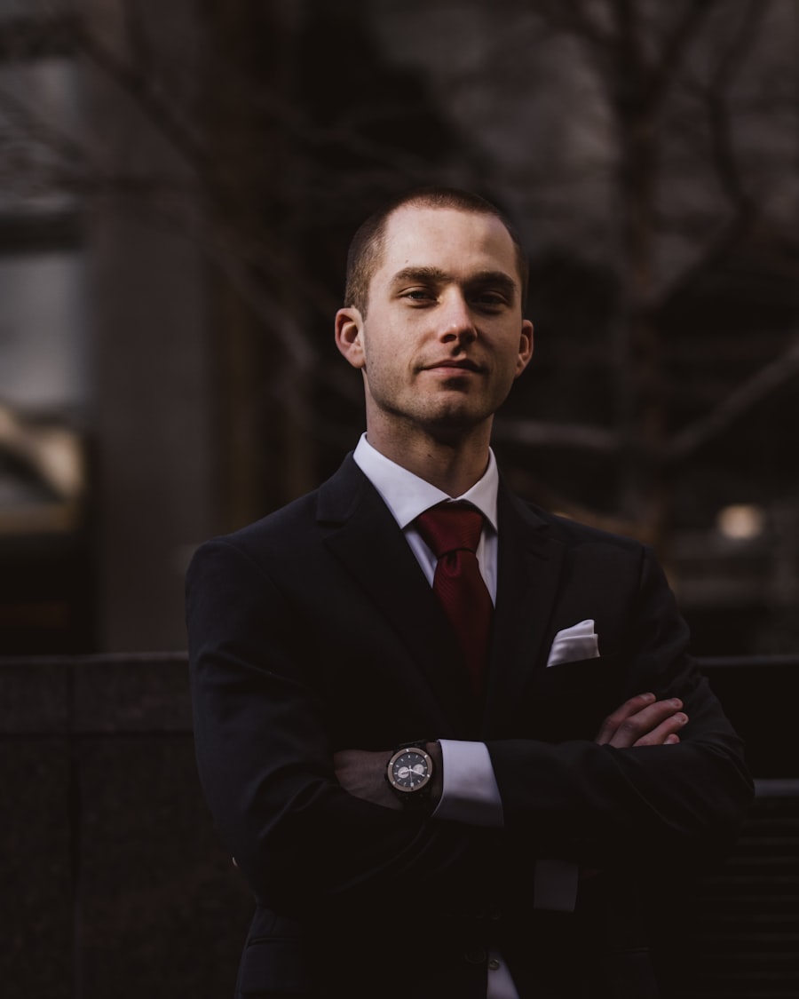 Michał Nowak, partner zarządzający kancelarii, w garniturze